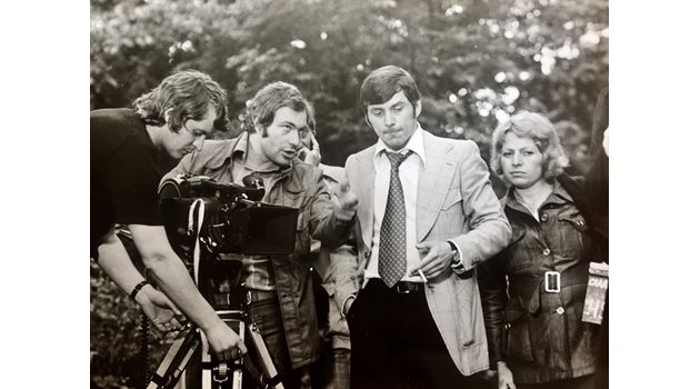 1974 г. Режисьорът Иля Велчев по време на снимането на филма "Сладко и горчиво". Сценарист е поетът Любомир Левчев.