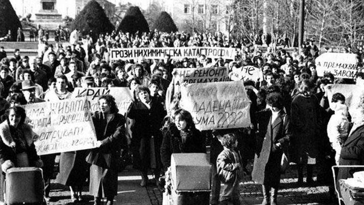 Русенските майки, които през 1988 г. протестираха срещу обгазяването на града им.

