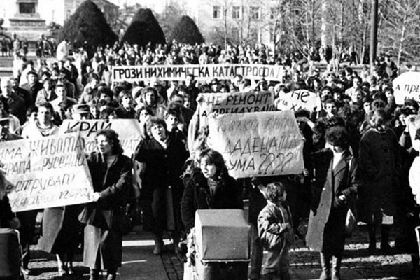 Русенските майки, които през 1988 г. протестираха срещу обгазяването на града им.

