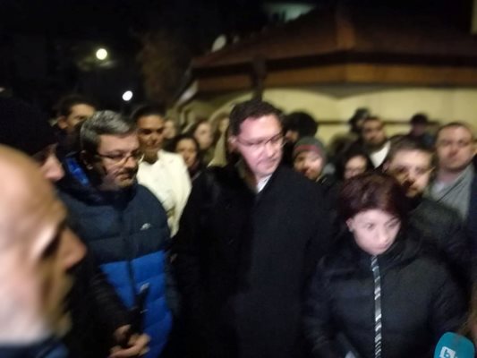 Депутати от ГЕРБ и членове на младежката организация на партията се събраха пред дома на бившия премиер. Снимки ВЕЛИСЛАВ НИКОЛОВ