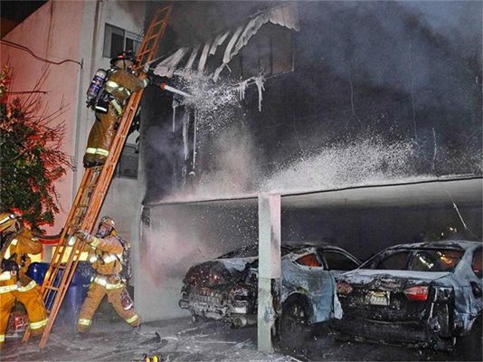 Огнеборци гасят пожар в апартамент в Западен Холивуд, лумнал от подпалени гаражи. 
СНИМКИ: РОЙТЕРС

