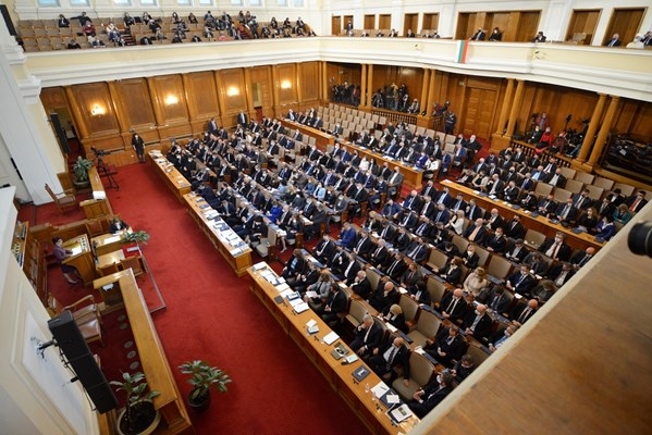Парламентът се разпусна заради липсата на кворум