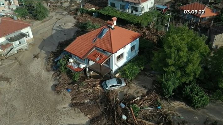 Водата в пострадалите населени места минава между къщите.