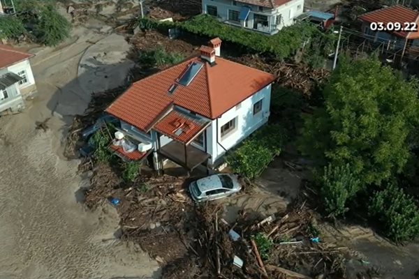 Водата в пострадалите населени места минава между къщите.