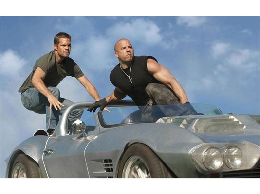 Вин Дизел (вдясно) и Пол Уокър в каскада с автомобил.
СНИМКА: АРХИВ
