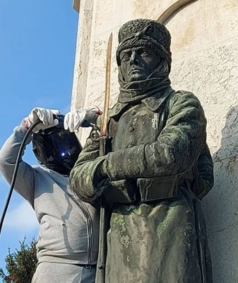 Скулпторът Денислав Сираков монтира щика на поругания паметник "Майка България"