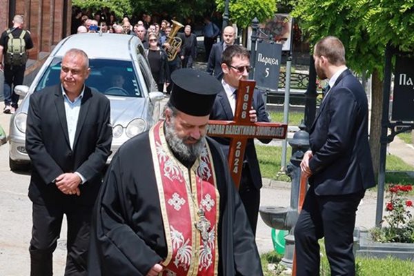 Стотици изпратиха Борислав Зюмбюлев. Духова музика водеше шествието така, както той пожела.