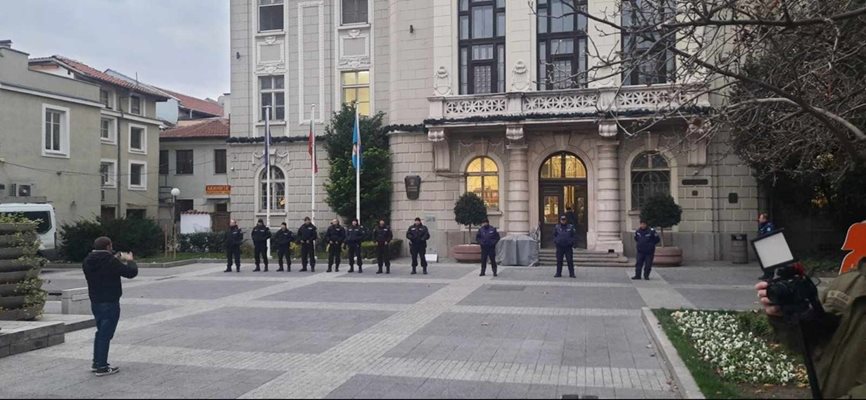 Полиция пазеше сградата на община Пловдив.