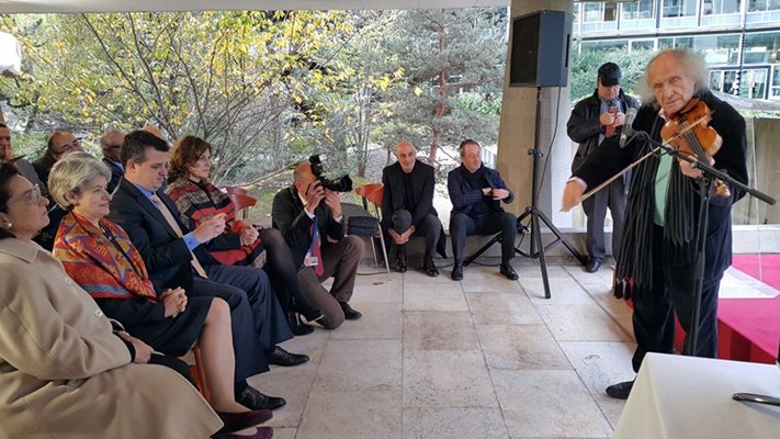 Ирина Бокова слуша изпълнението на цигуларя и посланик на добра воля на ЮНЕСКО Айври Гитлис по време на церемонията в памет на Ицхак Рабин.
