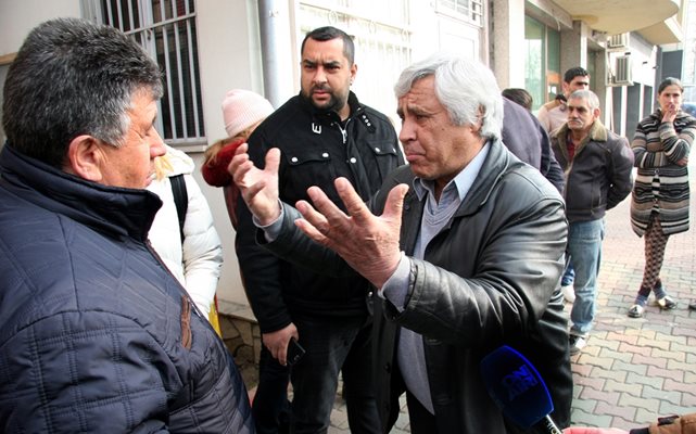 Преди срещата в общината избухна спор между войводиновци и председателят на фондация "Рома" Сандо Бошнаков (вдясно)