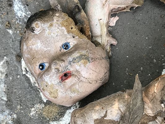Злокобни кукли се търкалят в детска градина