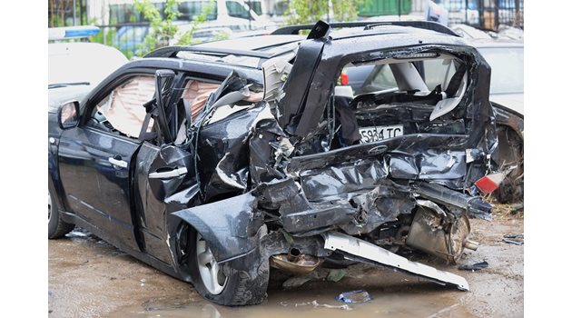 Колата на Милен Цветков е помляна от удара.