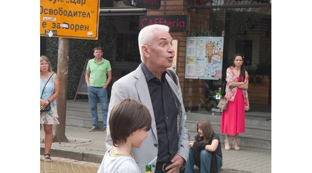 Волен Сидеров доведе сина си пред Руската църква с искане тя да бъде отворена.
