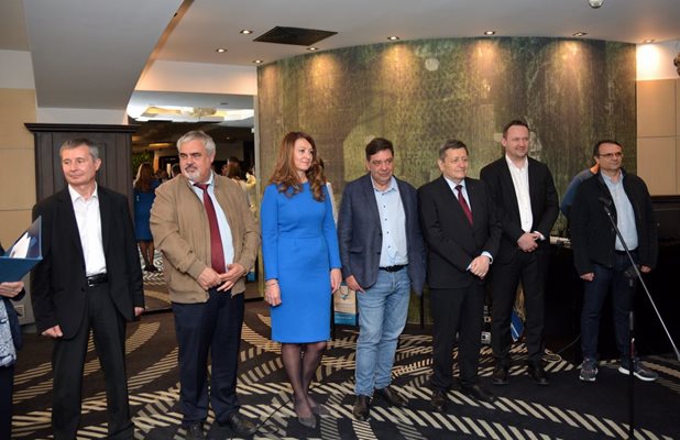 Светослав Станулов, председател на Асоциацията на българските авиокомпании (третият от дясно наляво) и зам. министърът на транспорта 
Анна Михнева-Натова заедно с ръководители на авиокомпании.