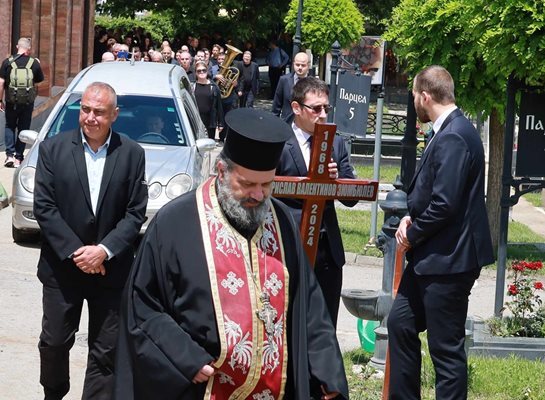 Стотици изпратиха Борислав Зюмбюлев. Духова музика водеше шествието така, както той пожела.