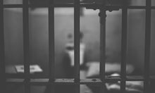 4 години затвор за рецидивист, ограбил жена в центъра на Добрич