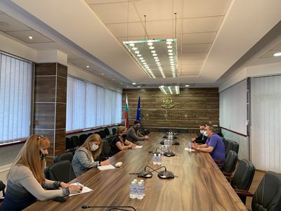 Министър Виолета Комитова се разбра с директора на “Автомагистрали” Стоян Беличев в края на работния ден миналия вторник.