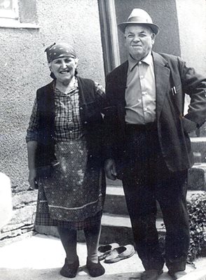 Дядо Пеньо със съпругата си Стефанка пред дома им в село Дралфа, Търговищко, през 1978 година.
