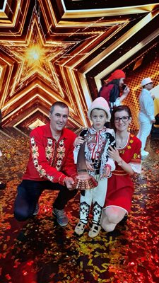 Стефан с родителите си минути след като е взел наградата от шоуто