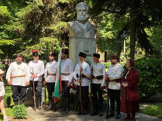 Комитет "Родолюбие" пред паметника на Ботев.