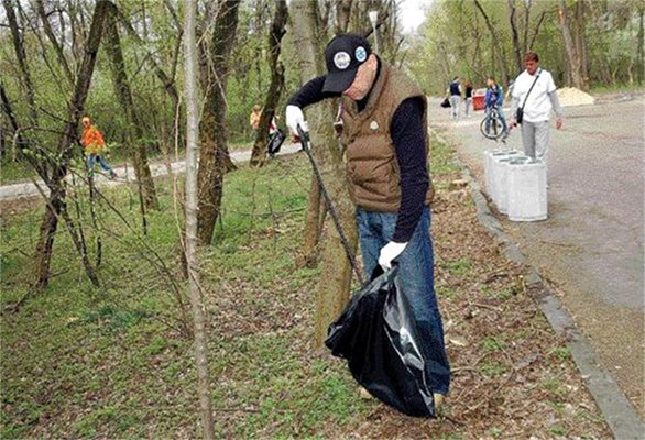 Наскоро кметът Костадин Димитров лично ръководи пролетното почистване на парк "Лаута".

