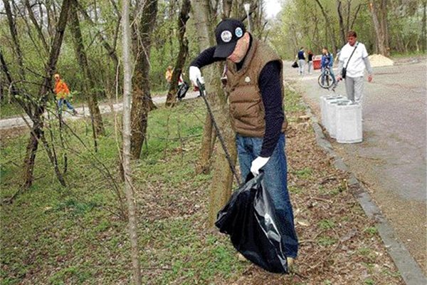 Наскоро кметът Костадин Димитров лично ръководи пролетното почистване на парк "Лаута".

