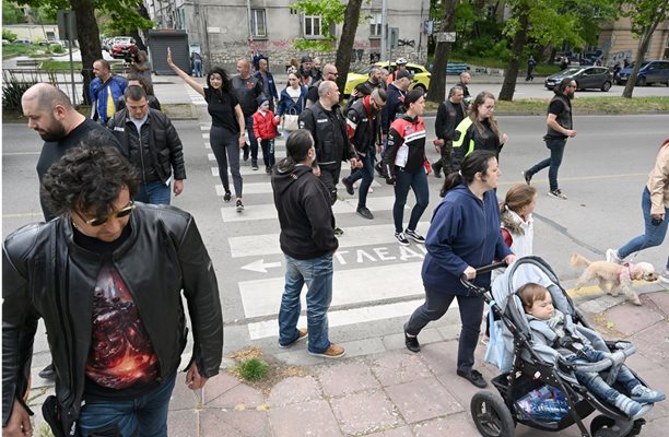 Съпричастните се събраха на пешеходната пътека, където преди години загина младата Лора. Снимки ОРЛИН ЦАНЕВ