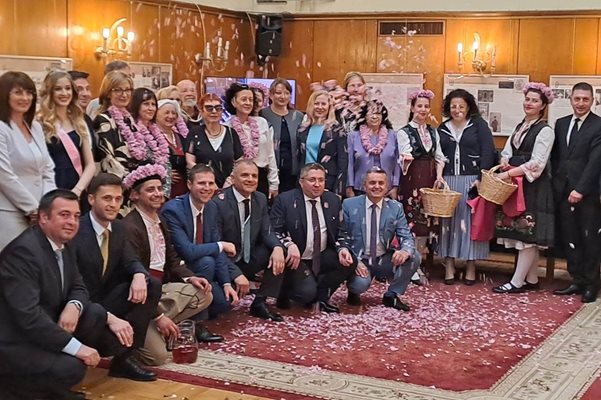 Депутати от различни партии заедно под розовия дъжд от цветчета