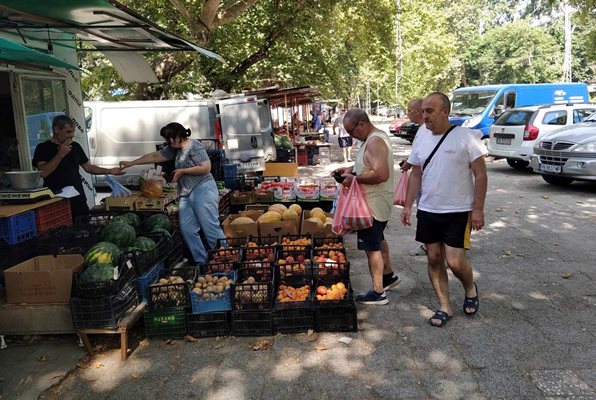 На пазара има бол зеленчуци и плодове, но не са евтини.