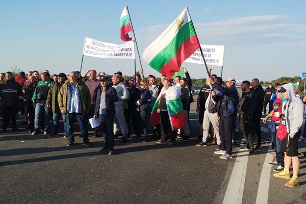 Протест на миньорите на магистрала “Тракия” край Стара Загора