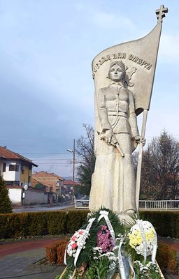 Признателните панагюрци поднесоха венци и цветя пред паметника на Райна Княгиня