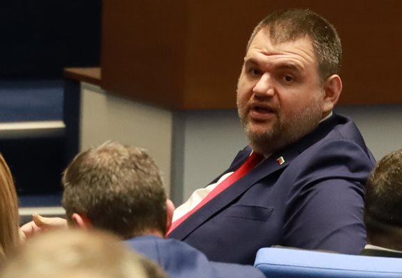 Делян Пеевски и групата на ДПС подкрепяха Желязков в залата.