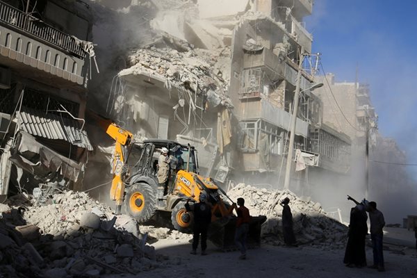 Работници оглеждат разрушенията в сирийския град Алепо.