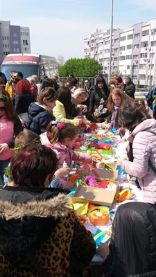 Сръчни деца майсториха сувенири за Цветница и Велкден.