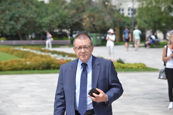 Бойко Ноев - министър на отбраната в служебния кабинет на Ренета Инджова