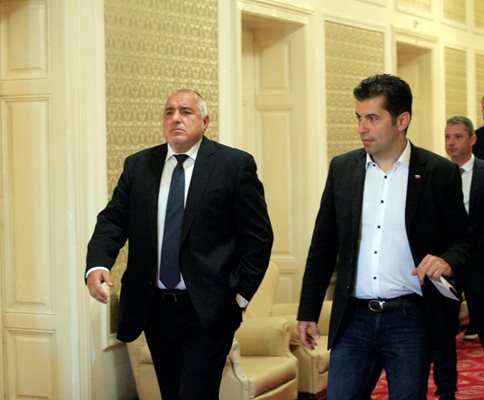 Бойко Борисов и Кирил Петков в кулоарите на парламента.