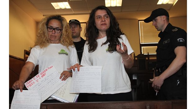 Десислава Иванчева (вляво) и Биляна Петрова се появиха в апелативния съд с бели тениски на “Зелен Младост” и бележки срещу разследването. СНИМКА: РУМЯНА ТОНЕВА