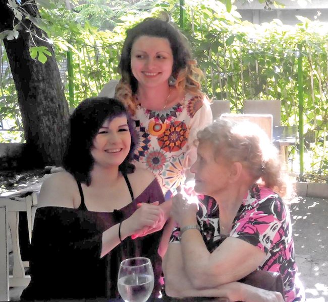 Ерика (вляво) щастлива, че е намерила баба си и братовчедка си още при първото си идване в Пловдив.