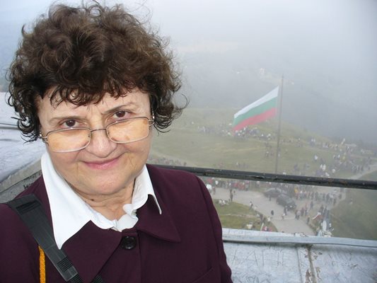 Внучката на дядо Пеньо Стефка Кисьова се качи и на наблюдателната площадка на върха на паметника, от която се открива чудесна гледка във всички посоки към Балкана.