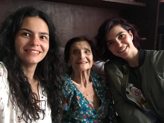 Баба Елена с момичетата