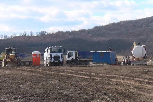 Усилено се работи по автомагистрала “Хемус” край ловешкото с. Каленик.

СНИМКИ: АВТОРЪТ

