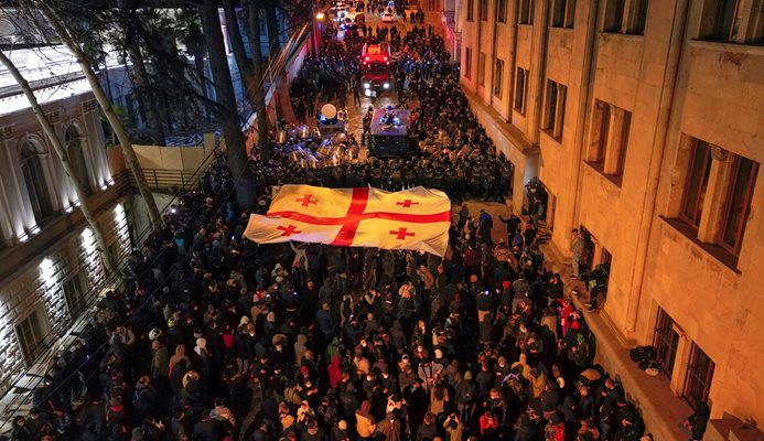 Протестиращи по улиците на Тбилиси
Снимка Ройтерс