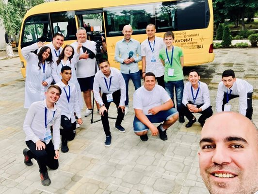 “Жълтият автобус” е находчива идея на 11 ученици от гимназията по селско стопанство в град Суворово