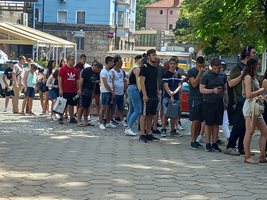 Новоприети студенти чакат на опашка да се запишат в Пловдивския университет “Паисий Хилендарски”.