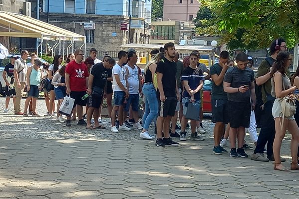 Новоприети студенти чакат на опашка да се запишат в Пловдивския университет “Паисий Хилендарски”.