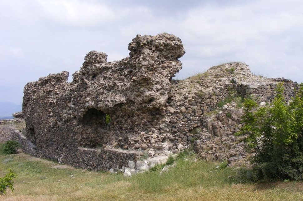 Крепостта Вишеград се намира на няколко километра от Кърджали.