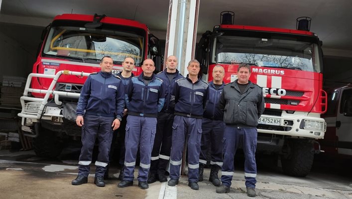 Пловдивски пожарникари се готвят за дежурство в новогодишната нощ.