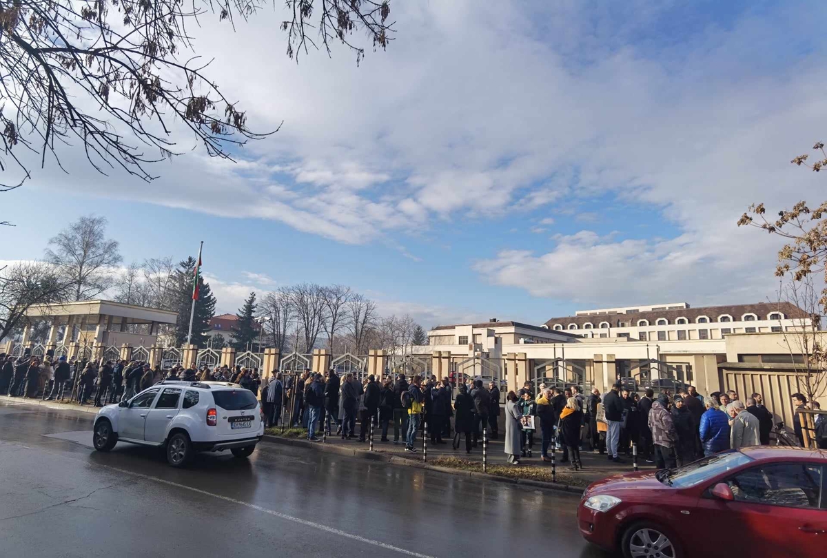 Кирил Петков пристигна в прокуратурата, за да получи обвинението си за ареста на Бойко Борисов (На живо)