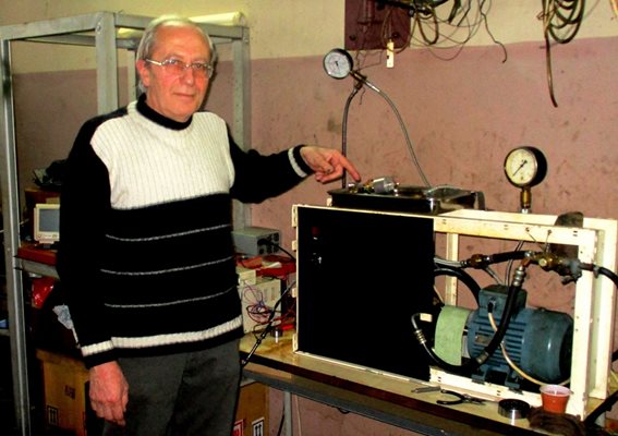 Инж. Стефан Стефанов при стенда за изпитване на електронни регулатори на налягане.