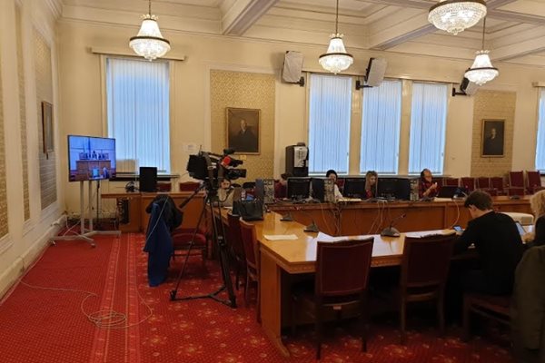 Журналистите са затворени в импровизиран пресцентър в зала "Запад на Народното събрание СНИМКА: Лиляна Клисурова